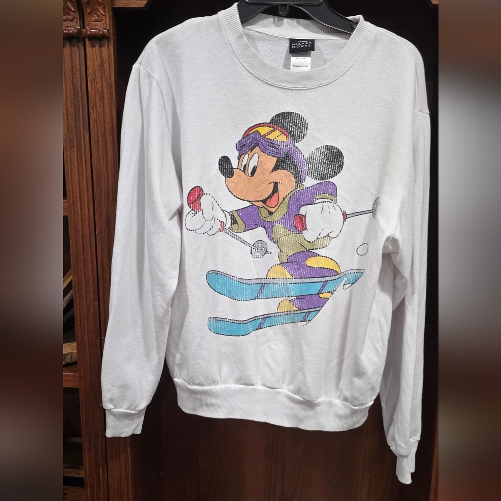 1033 Disney Mickey Mouse skiing white sweatshirt size M